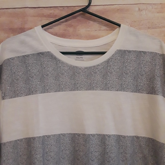 3 for $15 - Old Navy Striped Mens Tee XXL - Picture 2 of 3